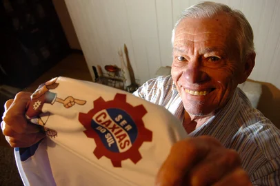Natalino Viecelli, o Passarinho, 84 anos, zagueiro e lateral do Flamengo, hoje o Ser Caxias.<!-- NICAID(5348814) -->