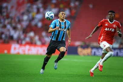 Grenal 448RS - FUTEBOL/CAMPEONATO BRASILEIRO 2025 /GRENAL 448 - ESPORTES - Lance da partida entre Gremio e Internacional disputada na tarde deste domingo, no EstÃ¡dio Beira-Rio, em partida valida pelo Campeonato Brasileiro 2025. FOTO: LUCAS UEBEL/GREMIO FBPAEditoria: SPOLocal: Porto AlegreIndexador: Lucas UebelSecao: futebolFonte: Gremio.netFotógrafo: Grenal 448<!-- NICAID(16130590) -->