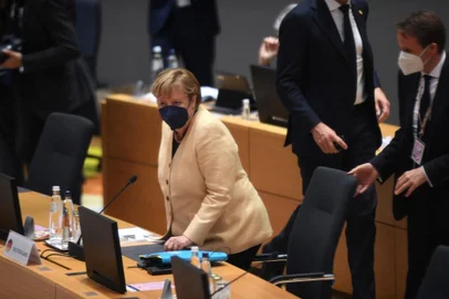 Germany's Chancellor Angela Merkel (L) arrives prior a round table during a European Union (EU) summit at The European Council Building in Brussels on October, 21 2021 as EU leaders discuss Covid-19, digital transformation, energy prices, migration, trade and external relations. (Photo by JOHN THYS / POOL / AFP)<!-- NICAID(14922057) -->