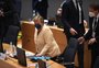 Angela Merkel é homenageada ao participar de sua última cúpula europeia