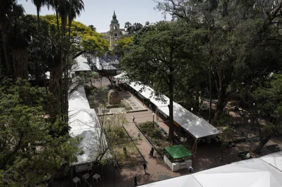 Porto Alegre, RS, Brasil, 31-10-2024: Livrarias e editoras organizam bancas na Praca da Alfandega para a Feira do Livro de Porto Alegre, que completa 70 anos. Foto: Mateus Bruxel / Agencia RBSIndexador: MATEUS BRUXEL<!-- NICAID(15904098) -->