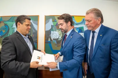 Maurício Tonetto / Secom Eduardo Leite pede ao presidente do Senado avanço na votação do projeto de lei que viabiliza renegociação das dívidas do agro gaúcho<!-- NICAID(16242856) -->