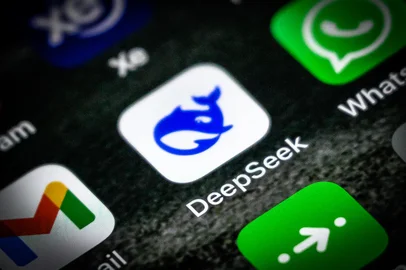 This photo illustration shows the DeepSeek app on a mobile phone in Hong Kong on January 28, 2025. Fears of upheaval in the AI gold rush rocked Wall Street, following the emergence of a popular ChatGPT-like model from China, with US President Donald Trump saying it was a "wake-up call" for Silicon Valley. (Photo by Mladen ANTONOV / AFP)Editoria: FINLocal: Hong KongIndexador: MLADEN ANTONOVSecao: computing and information technoFonte: AFPFotógrafo: STF<!-- NICAID(15963020) -->