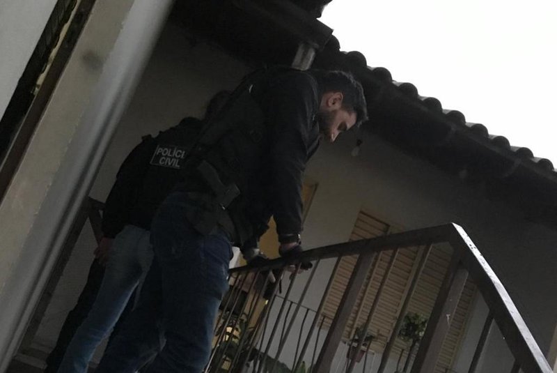 Policiais civis cumprem mandado de busca e apreensão no âmbito da operação Delta II, que investiga organização criminosa especializada no estelionato, com aplicação de golpes dos nudes e do falso depósito. Foto feita em Porto Alegre<!-- NICAID(15194724) -->