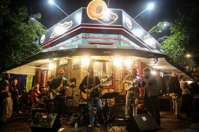 PORTO ALEGRE, RS, BRASIL - 2023.06.23 - Bar do Alexandre é uma famosa opção de bar com música ao vivo há 20 anos. Bandas de rock e blues costumam tocar para um público que lota o bar e ocupa parte da esquina. (Foto: André Ávila/ Agência RBS)Indexador: Andre Avila<!-- NICAID(15466259) -->