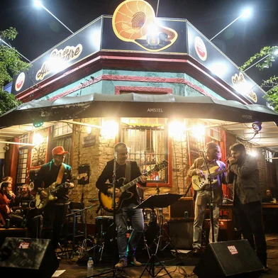 PORTO ALEGRE, RS, BRASIL - 2023.06.23 - Bar do Alexandre é uma famosa opção de bar com música ao vivo há 20 anos. Bandas de rock e blues costumam tocar para um público que lota o bar e ocupa parte da esquina. (Foto: André Ávila/ Agência RBS)Indexador: Andre Avila<!-- NICAID(15466259) -->