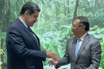The president of Venezuela, Nicolas Maduro (L), shakes hands with his Columbian counterpart Gustavo Petro during a Latin American event on the sidlelines of the COP27 climate conference in Egypt's Red Sea resort of Sharm el-Sheikh on November 8, 2022. (Photo by AFP)Editoria: SCILocal: Sharm el SheikhIndexador: -Secao: weather scienceFonte: AFPFotógrafo: STR<!-- NICAID(15258658) -->