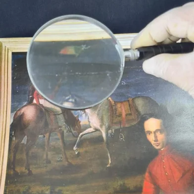 Uma pintura em exposição na Itália ajuda a esclarecer a origem da bandeira do Rio Grande do Sul. A tela está no Museu Cívico do Ressurgimento, em Bolonha. O professor da Escola de Humanidades da Pontifícia Universidade Católica do Rio Grande do Sul (PUCRS), Edison Hüttner, afirma que a obra de arte prova que Tito Livio Zambeccari é o autor da bandeira da República Rio-Grandense, inspiração para a bandeira do Estado.Em processos após o fim da Revolução Farroupilha, testemunhas já relatavam que Zambeccari era o autor da bandeira nas cores verde, vermelha e amarela. Com base na pintura a óleo, em tela de 43cm por 52cm, o professor garante que conseguiu a prova que faltava.O autor da pintura é desconhecido. Pode ter sido feita por Zambeccari, um autorretrato, ou encomendada por ele. Na tela, o italiano está sentado com um mapa da província de São Pedro do Rio Grande do Sul. O ponto mais importante é a bandeira na ponta da lança do lanceiro negro montado no cavalo. <!-- NICAID(15907115) -->