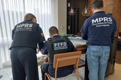 Espumoso: ex-agente político e servidor público são alvos de operação que apura desvio de mais de R$ 800 mil da prefeitura<!-- NICAID(16043110) -->