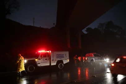 CAXIAS DO SUL, RS, BRASIL, 26/06/2025. Homem é morto em confronto com a polícia na RS-122, sob o viaduto da RSC-453 (Rota do Sol), em Caxias do Sul. (Porthus Junior/Agência RBS)<!-- NICAID(16068497) -->