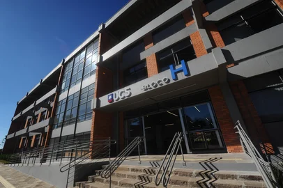 CAXIAS DO SUL, RS, BRASIL, 02/08/2023. Obra em Graffiti no Bloco H da UCS, assinada pelo artista visual Gustavo Gomes, irá contar com recursos de realidade aumentada para oferecer uma experiência única aos frequentadores do campus. Inauguração será na próxima terça-feira. (Bruno Todeschini/Agência RBS)Indexador: BTK<!-- NICAID(15499134) -->