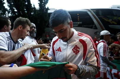 ERECHIM, RS, BRASIL, 14-02-2026: Delegação do Internacional é recepcionada por torcedores em Erechim. O colorado enfrentará o Ypiranga pela semi-final do Campeonato Gaúcho. Fotos: Duda Fortes/Agencia RBS<!-- NICAID(16225748) -->