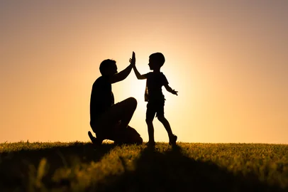 kieferpix / Adobe.Stock.com Adobe Stock - Pai e filhoIndexador: NATHANAEL KIEFERFonte: 444097202<!-- NICAID(16094132) -->