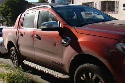 Os primeiros indícios apontam que uma desavença familiar levou a morte Guilherme de Oliveira Lahm, 34 anos, assassinado na frente da família em Caxias do Sul na noite desse domingo.Ele foi morto em frente a casa da mãe, no bairro Rio Branco, próximo a sua caminhonete Ranger vermelha,  onde sua esposa e dois filhos o aguardavam.<!-- NICAID(15052897) -->