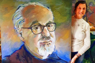 Exposição Autorias. Na foto, a artista Beatriz Balen Susin e seu retrato de Luiz Antonio de Assis Brasil<!-- NICAID(14945626) -->