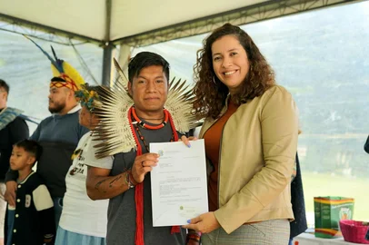 A deputada federal Denise Pessôa (PT), destina R$ 400 mil para a construção do Museu Kaingang, na Aldeia Kógunh Mág, que fica na Floresta Naciona de Canela. A iniciativa pretende ser o primeiro museu indígena do Rio Grande do Sul.Na foto: deputada federal Denise Pessôa e o cacique Maurício Ven Tãhn Salvador<!-- NICAID(16026005) -->