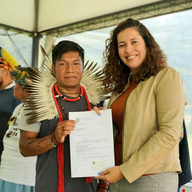 A deputada federal Denise Pessôa (PT), destina R$ 400 mil para a construção do Museu Kaingang, na Aldeia Kógunh Mág, que fica na Floresta Naciona de Canela. A iniciativa pretende ser o primeiro museu indígena do Rio Grande do Sul.Na foto: deputada federal Denise Pessôa e o cacique Maurício Ven Tãhn Salvador<!-- NICAID(16026005) -->