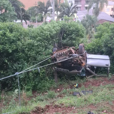 Carro cai em ribanceira e deixa um morto em Marcelino Ramos<!-- NICAID(16145880) -->