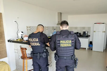 A Polícia Federal (PF) realiza a Operação Flos nesta quarta-feira (3) e cumpre 16 mandados de busca e apreensão, além de nove de prisão, contra um grupo especializado em tráfico internacional de drogas. Os criminosos atuavam na fronteira com o Uruguai, e a PF estima que movimentaram mais de R$ 28 milhões entre 2023 e 2024.<!-- NICAID(15804184) -->