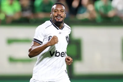 Edenilson  Chapecoense x BOTAFOGO pelo Campeonato Brasileiro no Estadio Arena Conda, 18 de Abril de 2026, Chapeco, SC, Brasil. Foto: Vitor Silva/Botafogo. Imagem protegida pela Lei do Direito Autoral NÂº 9.610, DE 19 DE FEVEREIRO DE 1998. Sendo proibido qualquer uso comercial, remunerado e manipulacao/alteracao da obra.<!-- NICAID(16268658) -->