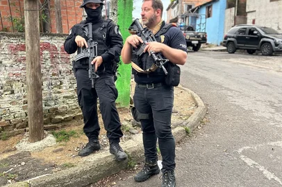 Saraiva é o da direita, sempre presente em operações policiais
