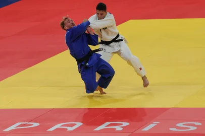 Brazil's Guilherme Schimidt and Italy's Antonio Esposito (Blue) compete in the judo men's -81kg round of 16 bout of the Paris 2024 Olympic Games at the Champ-de-Mars Arena, in Paris on July 30, 2024. (Photo by Jack GUEZ / AFP)<!-- NICAID(15826495) -->