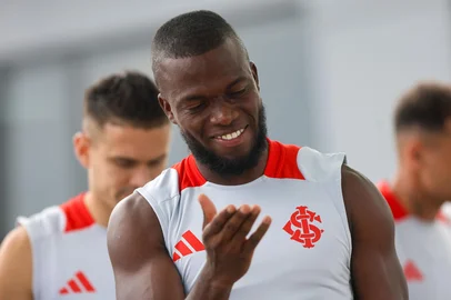 PORTO ALEGRE, RS, BRASIL, 12-03-2025: Os atacantes Enner Valencia e Rafael Borré (ao fundo) se dirigem para treino do Inter no CT Parque Gigante. (Foto: Ricardo Duarte/Inter/Divulgação)<!-- NICAID(15994353) -->