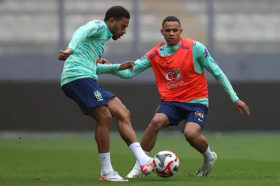 Renan Lodi e Vanderson.Treino da Seleção Brasileira no Estadio Nacional, Lima - Perú, Brasil.Eliminatórias 2026.Foto:Vitor Silva/CBFIndexador: Vitor_SilvaFotógrafo: Vitor Silva/CBF<!-- NICAID(15890215) -->