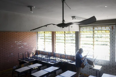 Porto Alegre, RS, Brasil, 10-02-2025: Escola Estadual de Ensino Fundamental Professor Sylvio Torres, no bairro Agronomia, tem ventiladores que não funcionam em diversas salas de aula. Voluntários ajudavam na limpeza dos espaços. Instituição não recebeu estudantes, conforme liminar da Justiça que adiou em uma semana o início das aulas nas escolas do Estado. Foto: Mateus Bruxel / Agência RBSIndexador: MATEUS BRUXEL<!-- NICAID(15973004) -->