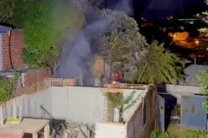 Um incêndio destruiu uma casa de madeira na noite desta quinta-feira (24), no bairro Reolon, em Caxias do Sul. O sinistro teria iniciado por volta de 20h20min na residência localizada na Rua João Carlos Dresch.<!-- NICAID(16024065) -->