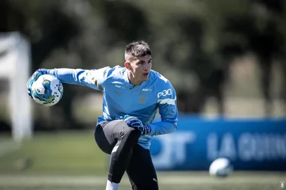 Desfalque do Inter, Rochet fala sobre recuperação: "A dor é suportável"Rochet voltou a treinar com a seleção uruguaia e pode ser titular contra o Brasil.<!-- NICAID(15570333) -->