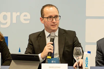advogado André Fernandes Estevez, que é sócio do escritório Esteves Advogados, professor de Direito Empresarial da PUC e diretor executivo da Câmara de Arbitragem da Federação<!-- NICAID(16107544) -->