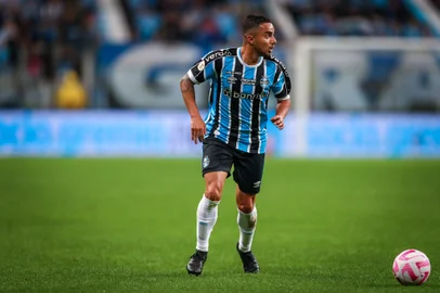 RS - FUTEBOL/CAMPEONATO BRASILEIRO 2023/GREMIO X ATHLETICO  - ESPORTES - Lance da partida entre Gremio e Athletico disputada na noite desta quarta-feira na Arena do Gremio, em partida valida pela Campeonato Brasileiro 2023. FOTO: LUCAS UEBEL/GREMIO FBPANa foto: Fabio, lateral do Grêmio<!-- NICAID(15573632) -->