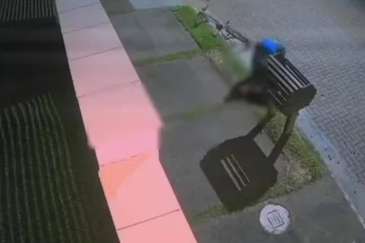 Homem esfaqueia instrutor de autoescola, foge de bicicleta e volta para roubar celular do corpo, diz polícia; suspeito foi preso no RS<!-- NICAID(16046794) -->
