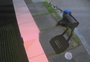Homem mata instrutor de autoescola a facadas, foge de bicicleta e volta para roubar celular; vídeo mostra ação