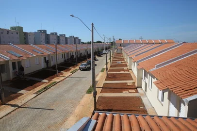 CANOAS, RS, BRASIL - 03-01-2017 - Cerca de 50 pessoas entraram sem autorização em residências de um condomínio do Minha Casa Minha Vida, em Canoas, na noite desta segunda-feira. As habitações, na Avenida do Nazário, no bairro Guajuviras, estão quase prontas mas ainda não foram entregues aos participantes do programa do Governo Federal. A Brigada Militar foi chamada por volta das 23h50 e acompanha o caso, mas afirma que só irá atuar se houver uma autorização judicial, movida pela prefeitura, determinando desapropriação. A Guarda Municipal também está presente. (FOTO: TADEU VILANI/AGÊNCIA RBS)<!-- NICAID(12655167) -->