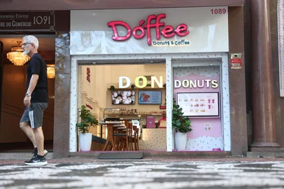 PORTO ALEGRE, RS, BRASIL, 27-08-2025: Comércio da rua dos Andradas enfrenta desafios. Cenário é de novas lojas em contraste com imóveis para alugar. Foto: Jonathan Heckler/Agência RBS<!-- NICAID(16111786) -->