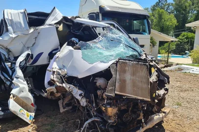 Identificada professora que morreu em acidente com van de estudantes na BR-386<!-- NICAID(16181688) -->