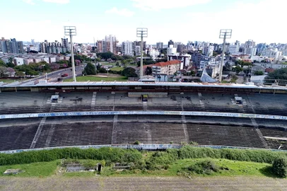25/08/2023 - PORTO ALEGRE, RS, BRASIL - GRÊMIO / ESTÁDIO OLÍMPICO / RUÍNAS - Um ano depois da promessa do prefeito Sebastião Melo, o estádio Olímpico segue com aspecto de abandono. Em fevereiro, o antigo campo do Grêmio vai completar dez anos desde que recebeu sua última partida. FOTO: Lauro Alves, Agência RBS<!-- NICAID(15520454) -->