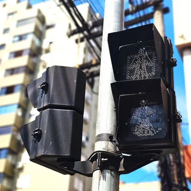 Dos sete conjuntos de semáforo de pedestres do Centro de Passo Fundo, quase metade apresenta problema<!-- NICAID(16212660) -->