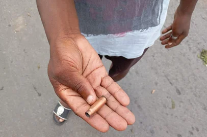 A man holds a spent bullet casing on a street in Maputo on December 24, 2024. The capital of Mozambique was deserted on Tuesday, its main arteries heavily secured, noted AFP, the day after the confirmation of the victory in the October elections of Frelimo, in power for half a century, while the opposition maintains his denunciations of fraud. Maputo remains frozen in a climate of fear and insecurity on Christmas Eve after violent demonstrations in the evening and night. The police, in armored vehicles, patrol the center. (Photo by Amilton Neves / AFP)Editoria: POLLocal: MaputoIndexador: AMILTON NEVESSecao: civil unrestFonte: AFPFotógrafo: STR<!-- NICAID(15944145) -->
