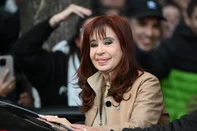Argentina's former President Cristina Fernandez de Kirchner greets supporters as she leaves her apartment in Buenos Aires on June 10, 2025. Argentina's corruption-convicted ex-president Cristina Kirchner on Monday urged supporters to "organize" as she faces possible arrest if her appeal is defeated. Kirchner was sentenced to six years' imprisonment in 2022 for fraud in the awarding of tenders for public works during her two-term 2007-2015 presidency. (Photo by Luis ROBAYO / AFP)Editoria: POLLocal: Buenos AiresIndexador: LUIS ROBAYOSecao: prosecutionFonte: AFPFotógrafo: STF<!-- NICAID(16056696) -->