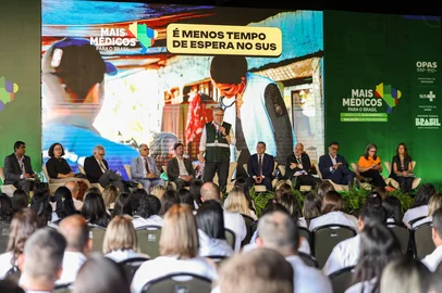 Brasília (DF), 17/03/2025 - O ministro da Saúde, Alexandre Padilha (c), anuncia a expansão do programa mais médicos com a oferta de novas vagas no primeiro edital de 2025.<!-- NICAID(16002961) -->