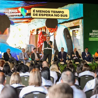 Brasília (DF), 17/03/2025 - O ministro da Saúde, Alexandre Padilha (c), anuncia a expansão do programa mais médicos com a oferta de novas vagas no primeiro edital de 2025.<!-- NICAID(16002961) -->