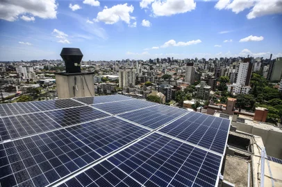 PORTO ALEGRE, RS, BRASIL - 2021.02.10 - Com custo menor na energia solar, nota-se aumento do uso, tanto residencial quanto comercial, em Porto Alegre e no RS. Fábio Orso é síndico de condomínio residencial que instalou 128 painéis solares, com investimento de R$ 275 mil reais. Além do sistema fotovoltaico, também usam o sistema de aquecimento da piscina externa com placas solares. (Foto: ANDRÉ ÁVILA/ Agência RBS)Indexador: Andre Avila<!-- NICAID(14711312) -->