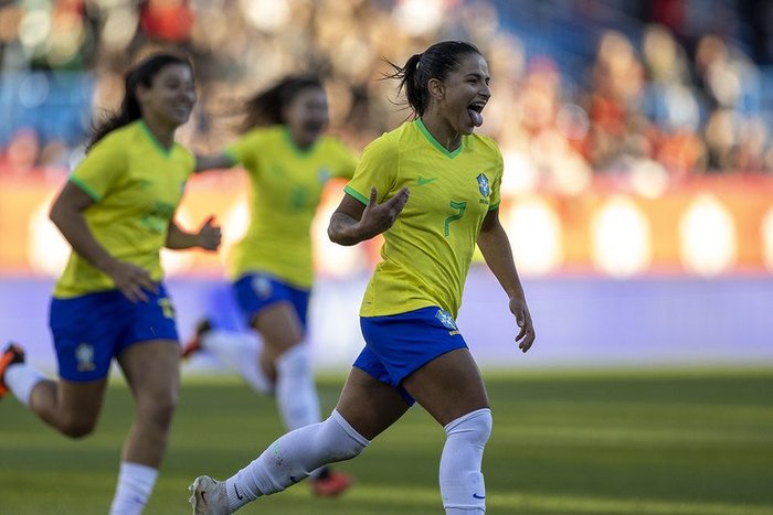 Debinha, atacante da Seleção feminina: Futebol feminino não é