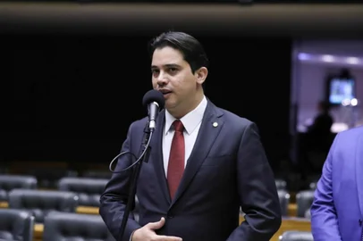 A Polícia Federal (PF) cumpriu nesta terça-feira (8) mandado de busca e apreensão na Câmara dos Deputados em uma investigação que apura a atuação de organização criminosa acusada de desviar recursos públicos por meio de fraudes em processos de licitação no Ceará. O principal alvo é o deputado federal Júnior Mano (PSB-CE), acusado de envolvimento no desvio de emendas e manipulação das eleições de pelo menos 50 municípios cearenses.<!-- NICAID(16075573) -->