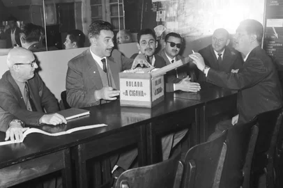 Studio Geremia / Arquivo Histórico Municipal João Spadari Adami,divulgação Em tempo de Copa do Mundo e de apostas nos campeões, recordamos da bolada que movimentou a freguesia do lendário bar A Cigana, situado na Av. Júlio de Castilhos, defronte a então Praça Ruy Barbosa. Foi em junho de 1958, ano em que o Brasil levou a taça de campeão mundial pela primeira vez, vencendo a Suécia.Legenda: o momento da apuração dos palpites, ocorrida em 9 de junho de 1954. A convite de Sady De Carli, proprietário do bar “A Cigana”, participaram Bruno Rossi - o patrocinador da Bolada Copa do Mundo -, o jornalista Heráclito Limeira, os radialistas Jimmy Rodrigues e Ary Dornelles, além dos senhores Clovis Sperandio e Sadi Zini, da Liga Caxiense de Futebol.<!-- NICAID(16305930) -->