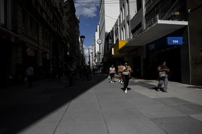 PORTO ALEGRE, RS, BRASIL - 2025.02.18 - Hoje, há 46 salas comerciais na Rua dos Andradas desocupadas. Após pandemia, obras centrais e alagamento, alguns comercios não resistiram a alugueis elevados e movimento fraco na região central da cidade. (Foto: André Ávila/ Agência RBS)Indexador: Andre Avila<!-- NICAID(15979052) -->