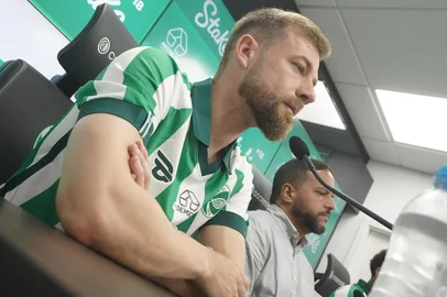 Juventude apresenta dois reforços pra sequência de Brasileirão 2025. Na foto: Marcelo Hermes, lateral-esquerdo, Julio Rondinelli, diretor-executivo e Rafael Bilu, atacante.<!-- NICAID(16076593) -->